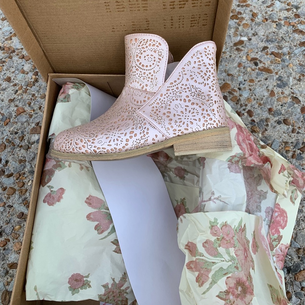 Joyfolie Daisy Booties size 10
